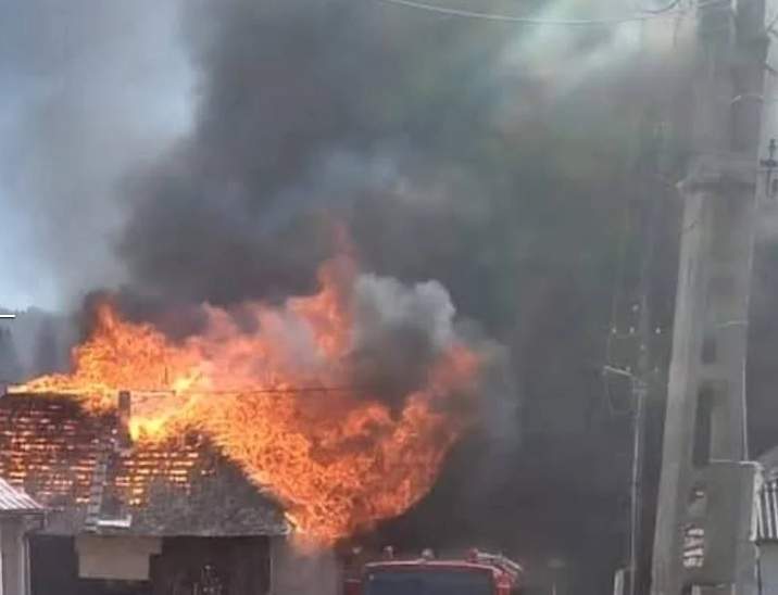 Incendiu puternic în județul Vrancea. Ard 11 case. Pompierii intervin cu 8 autospeciale