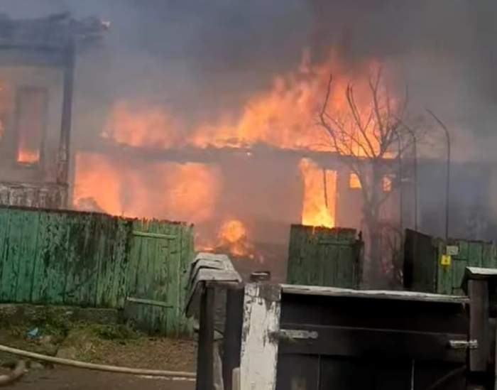 Incendiu puternic în județul Vrancea. Ard 11 case. Pompierii intervin cu 8 autospeciale