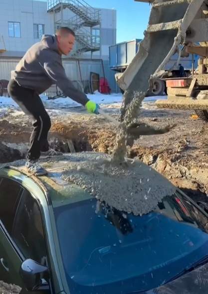 Un tată a îngropat bolidul de lux al fiului său după ce acesta a murit. Momentul a fost filmat