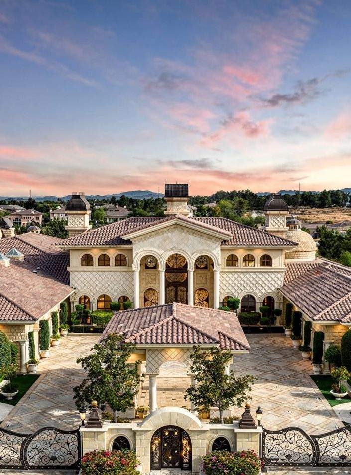 Palatul lui Michael Jackson, văzut din exterior