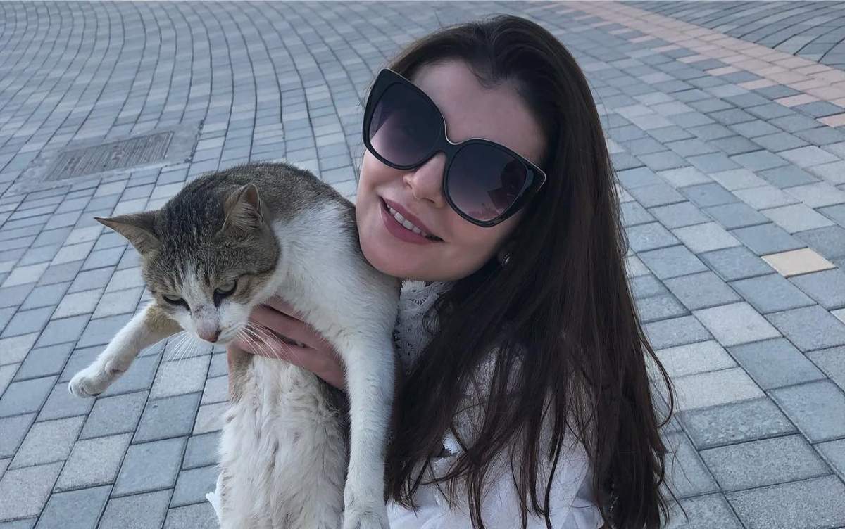 Monica Gabor cu o pisică