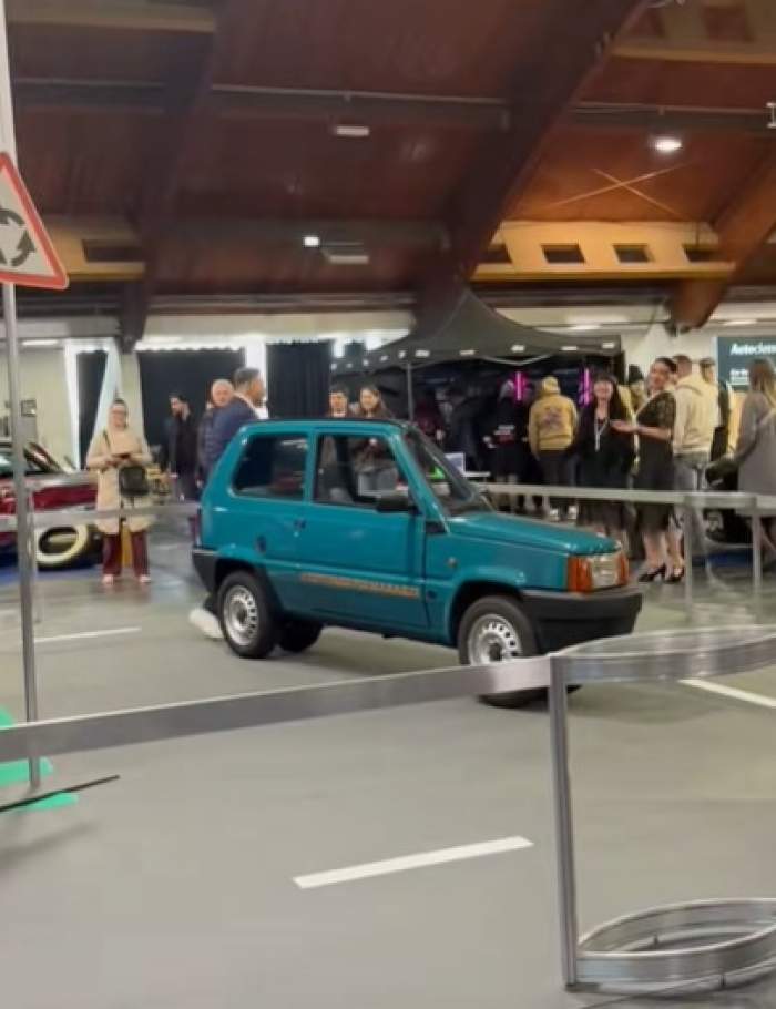 Cea mai îngustă mașină din lume. Unii nici nu ar încăpea în ea