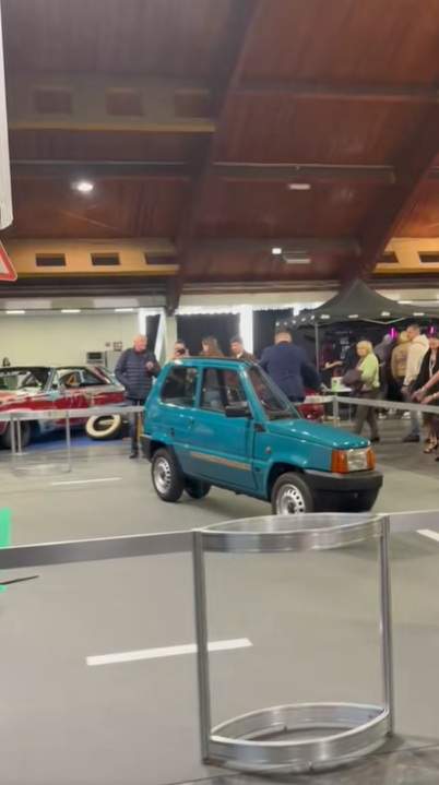 Cea mai îngustă mașină din lume. Unii nici nu ar încăpea în ea