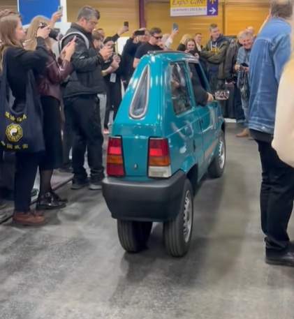 Cea mai îngustă mașină din lume. Unii nici nu ar încăpea în ea