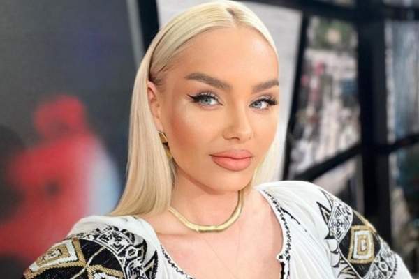 Maria Constantin, în straie populare