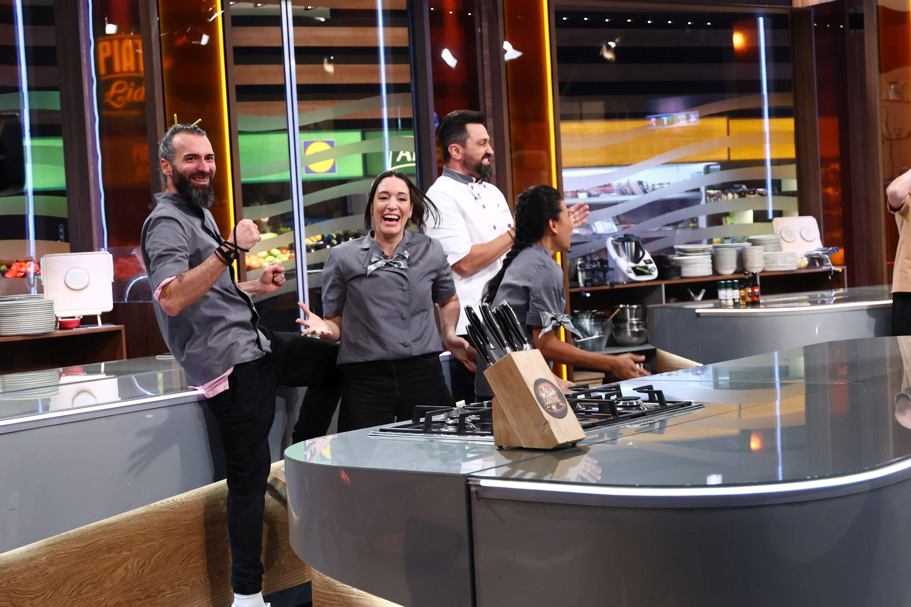 Chefi la cuțite, lider de audiență. Echipele gri și bordo, la egalitate ieri seară.  Conflict puternic al juraților, diseară. Chef Sautner: ”Nu permit nimănui să vorbească așa!”