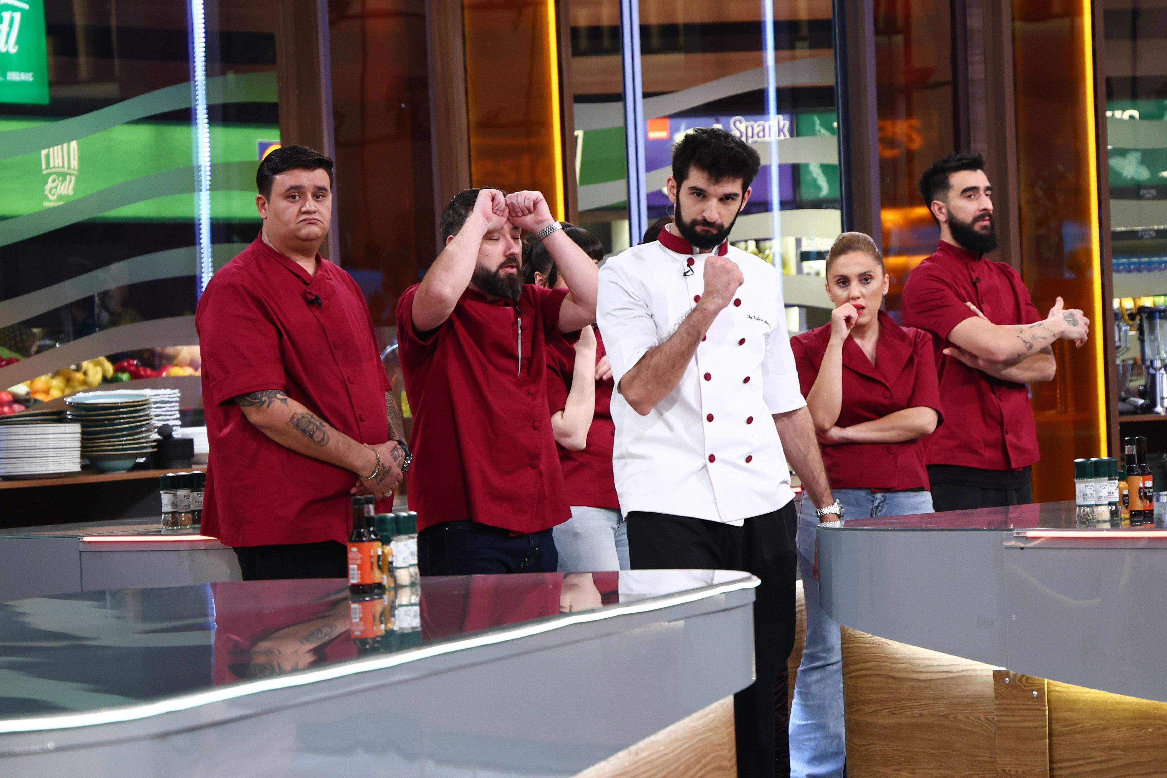 Chefi la cuțite, lider de audiență. Echipele gri și bordo, la egalitate ieri seară.  Conflict puternic al juraților, diseară. Chef Sautner: ”Nu permit nimănui să vorbească așa!”