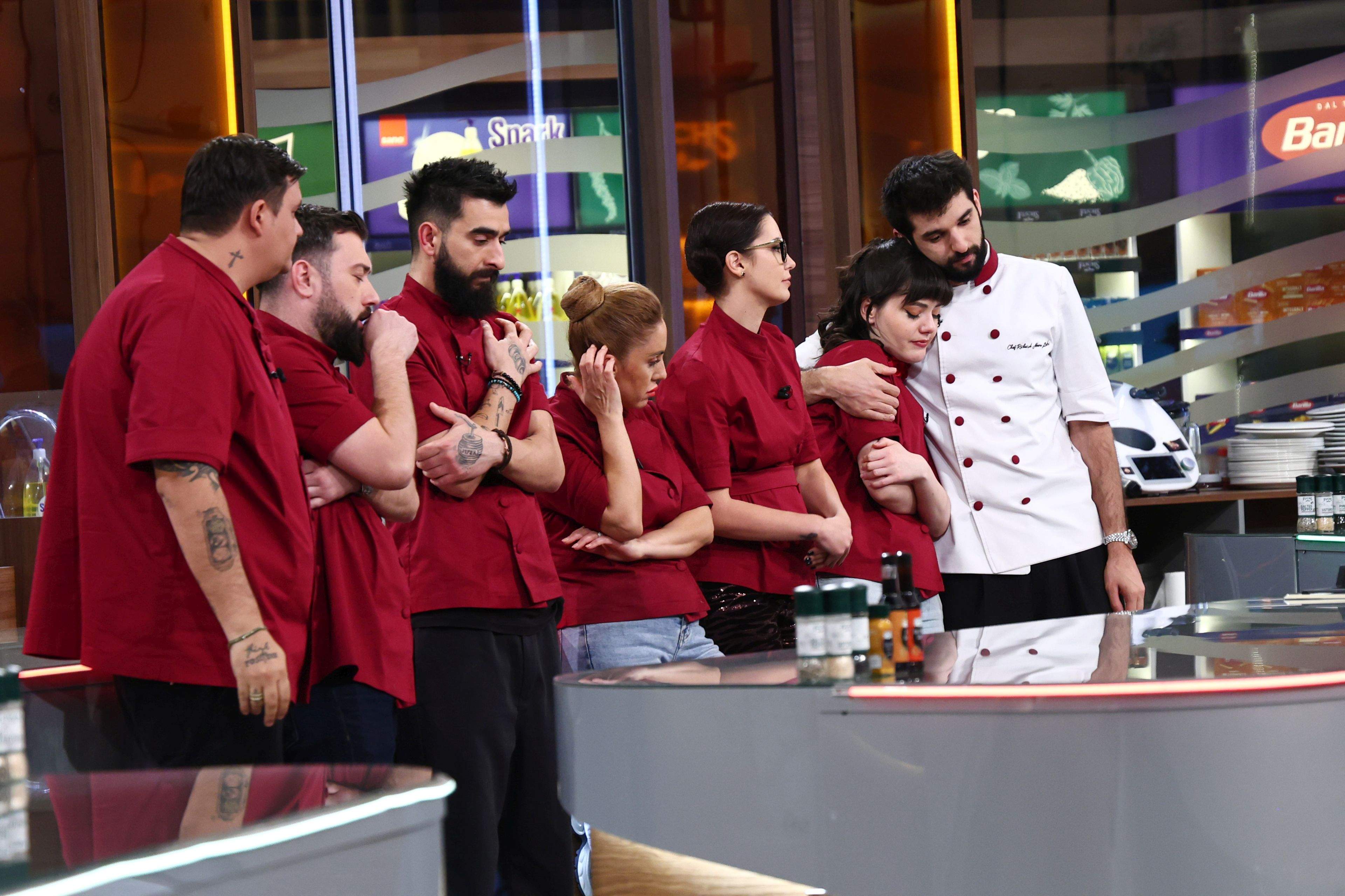 Chefi la cuțite, lider de audiență. Echipele gri și bordo, la egalitate ieri seară.  Conflict puternic al juraților, diseară. Chef Sautner: ”Nu permit nimănui să vorbească așa!”