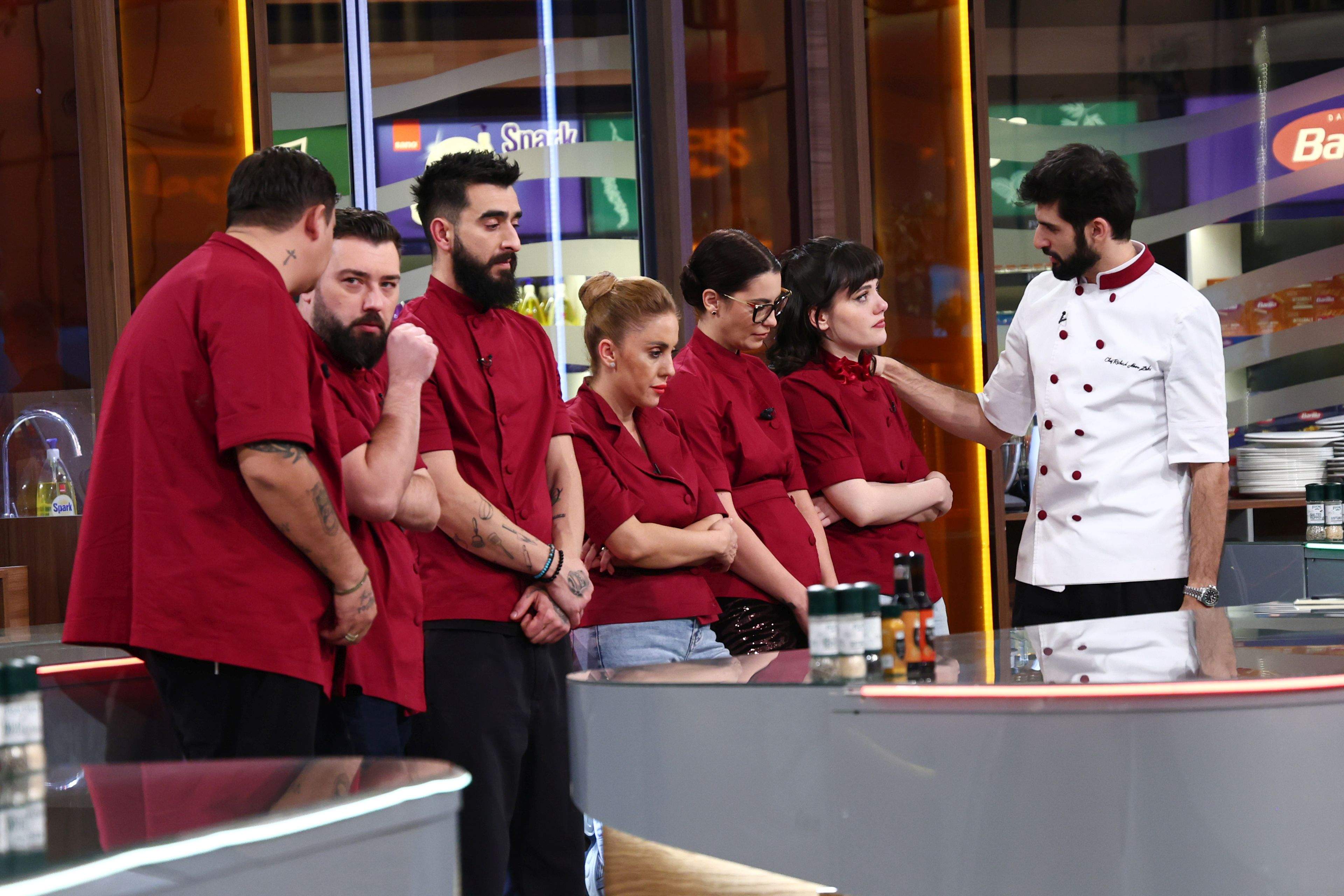 Chefi la cuțite, lider de audiență. Echipele gri și bordo, la egalitate ieri seară.  Conflict puternic al juraților, diseară. Chef Sautner: ”Nu permit nimănui să vorbească așa!”