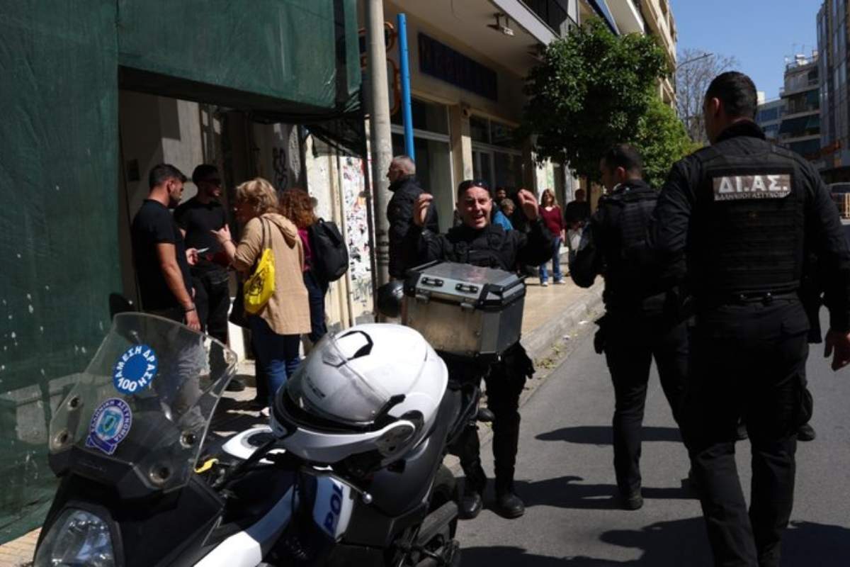 Atac armat în centrul Atenei! Mai multe persoane au fost rănite. Suspectul are 89 de ani