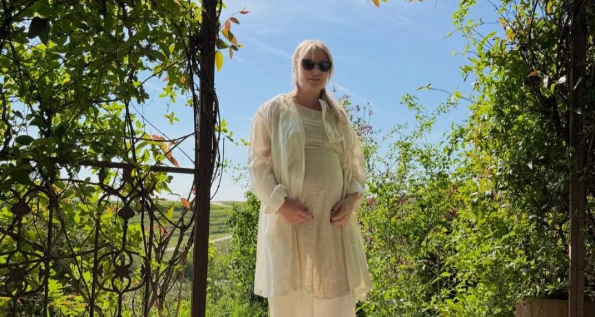 Laura Cosoi. însărcinată