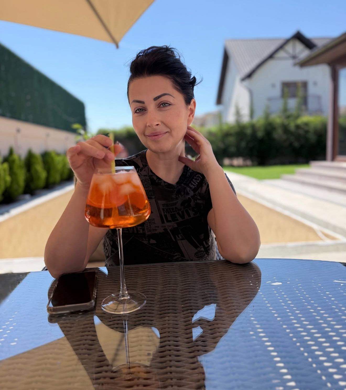 Gabriela Cristea bea un cocktail