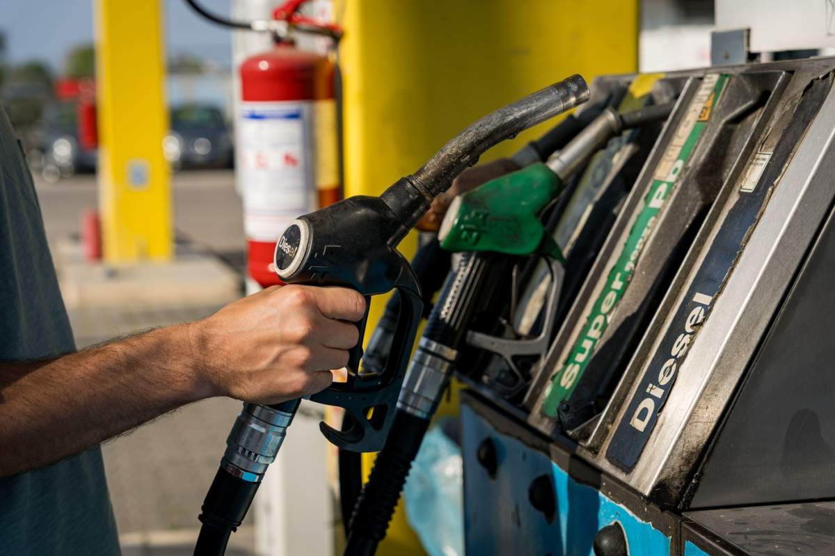 O persoană este văzută realimentând o mașină la o benzinărie