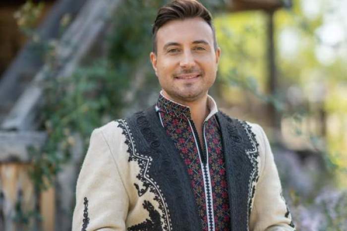 Valentin Sanfira, în straie populare