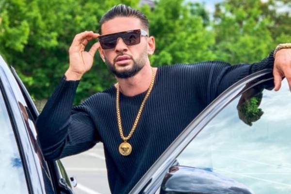 Dorian Popa lângă mașină