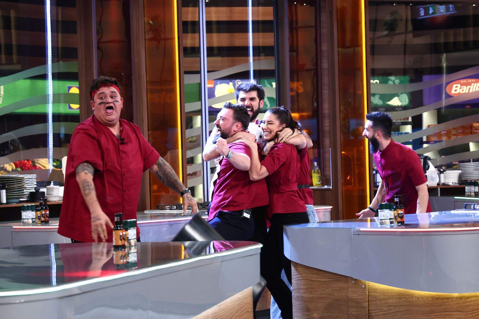 Record de audiență pentru acest sezon cu ediția Chefi la cuțite de ieri. Echipa bordo, victorioasă aseară. Raluca Bădulescu vine diseară în bucătăria show-ului culinar