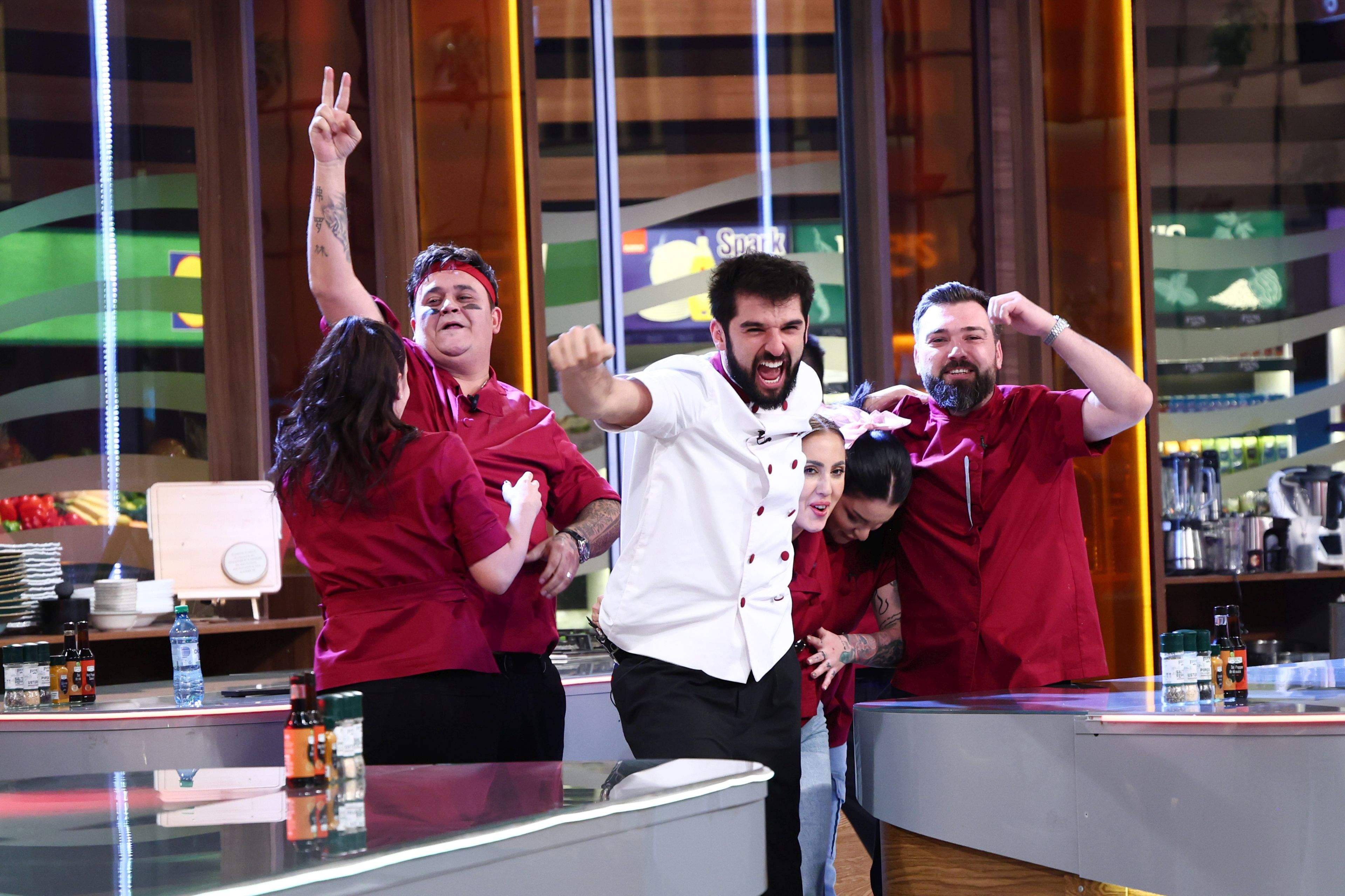 Record de audiență pentru acest sezon cu ediția Chefi la cuțite de ieri. Echipa bordo, victorioasă aseară. Raluca Bădulescu vine diseară în bucătăria show-ului culinar