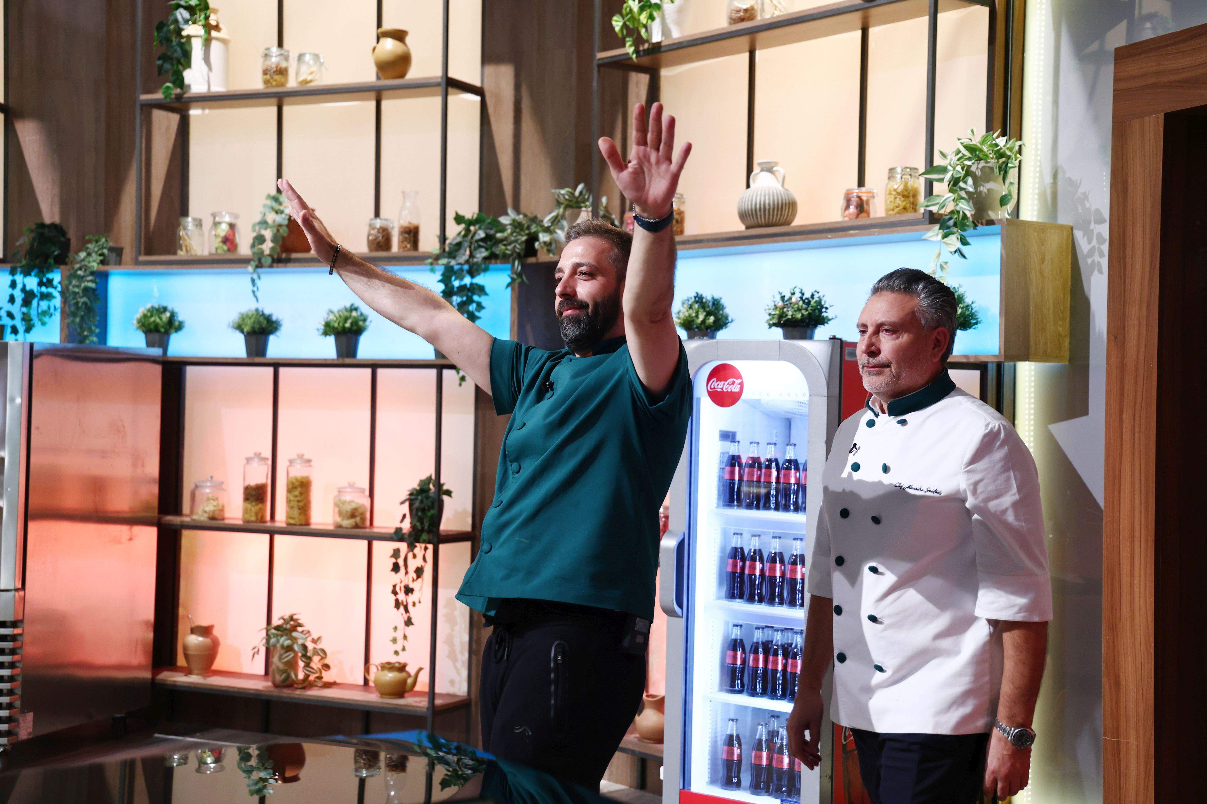 Record de audiență pentru acest sezon cu ediția Chefi la cuțite de ieri. Echipa bordo, victorioasă aseară. Raluca Bădulescu vine diseară în bucătăria show-ului culinar