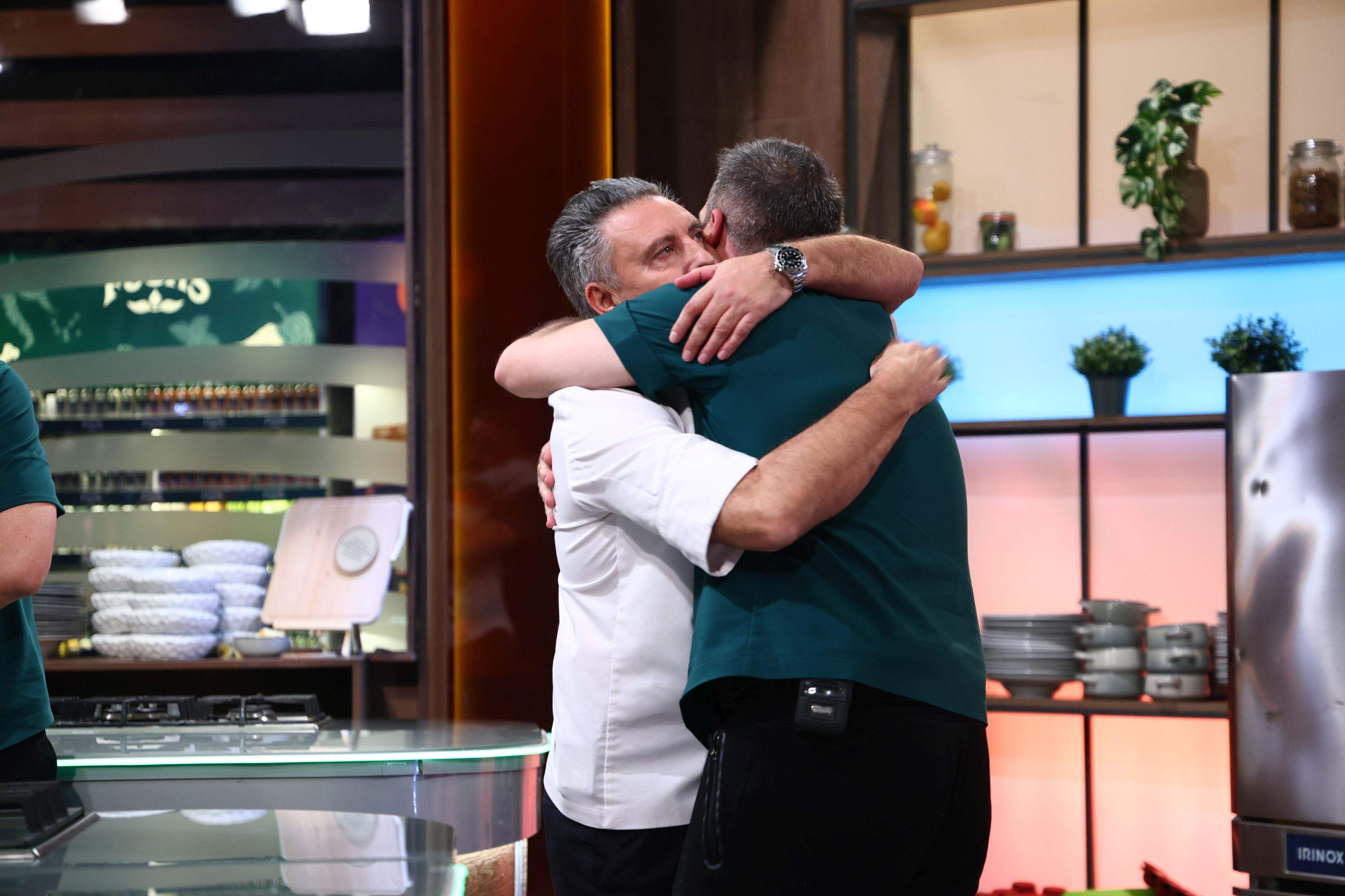 Record de audiență pentru acest sezon cu ediția Chefi la cuțite de ieri. Echipa bordo, victorioasă aseară. Raluca Bădulescu vine diseară în bucătăria show-ului culinar