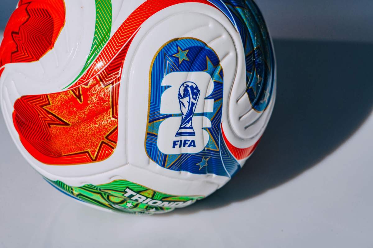 Mingea Trionda a Cupei Mondiale FIFA 2026, fotografiată în studio pe fundal alb, imagine izolată a produsului, perfectă pentru magazine online, cataloage sau machete pentru rețele sociale.