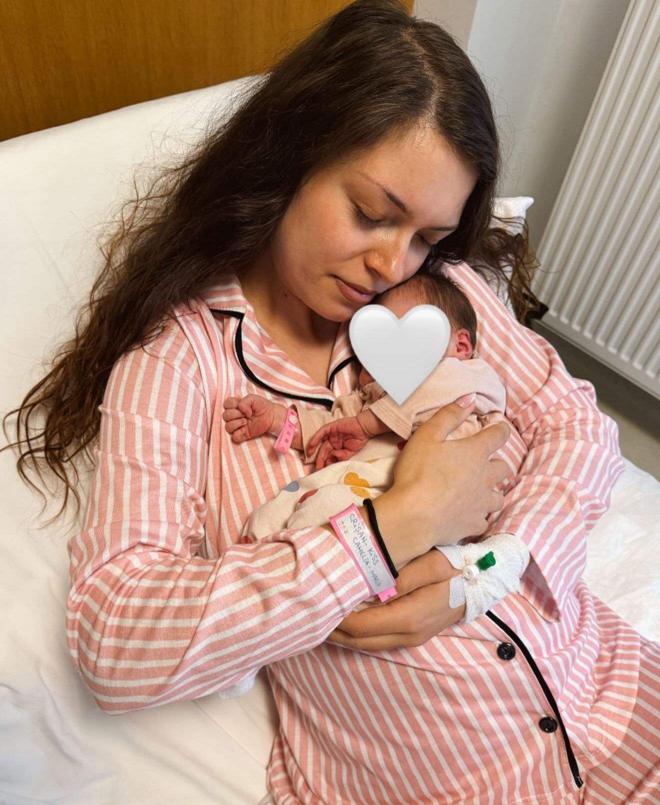 Camelia Crișan își ține în brațe fetița