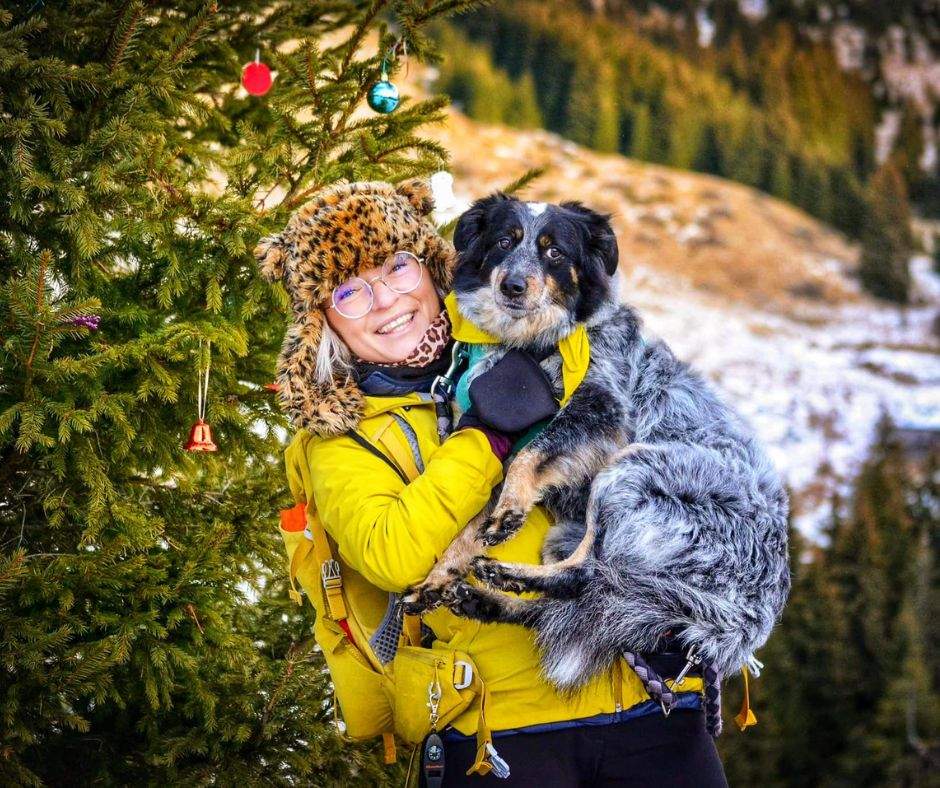 Povestea influenceriței din România care și-a schimbat viața la 37 de ani. A plecat din țară cu 1000 de euro și un cățel adoptat