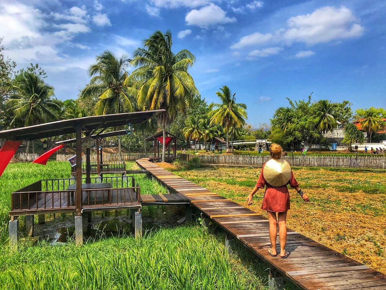 Povestea influenceriței din România care și-a schimbat viața la 37 de ani. A plecat din țară cu 1000 de euro și un cățel adoptat