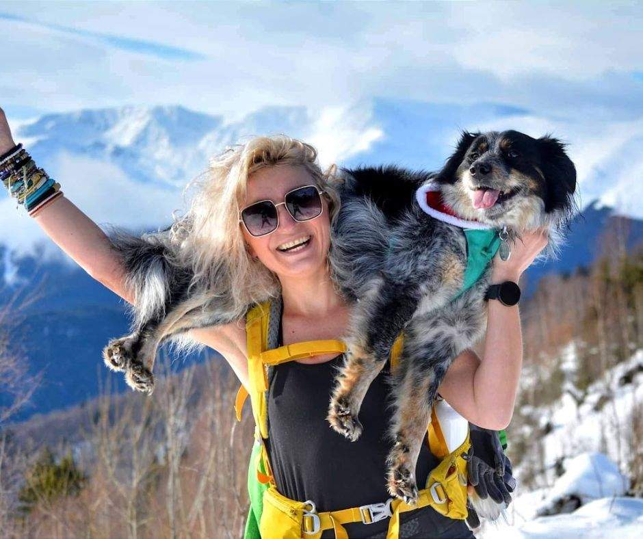 Povestea influenceriței din România care și-a schimbat viața la 37 de ani. A plecat din țară cu 1000 de euro și un cățel adoptat