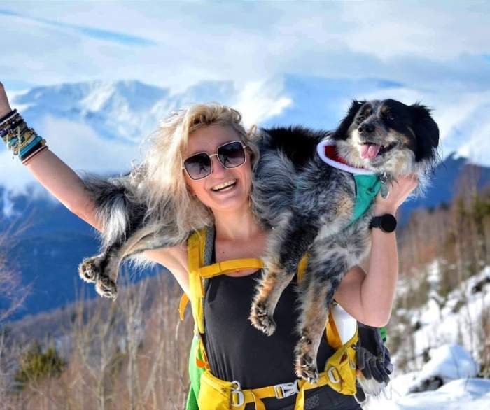 Povestea influenceriței din România care și-a schimbat viața la 37 de ani. A plecat din țară cu 1000 de euro și un cățel adoptat