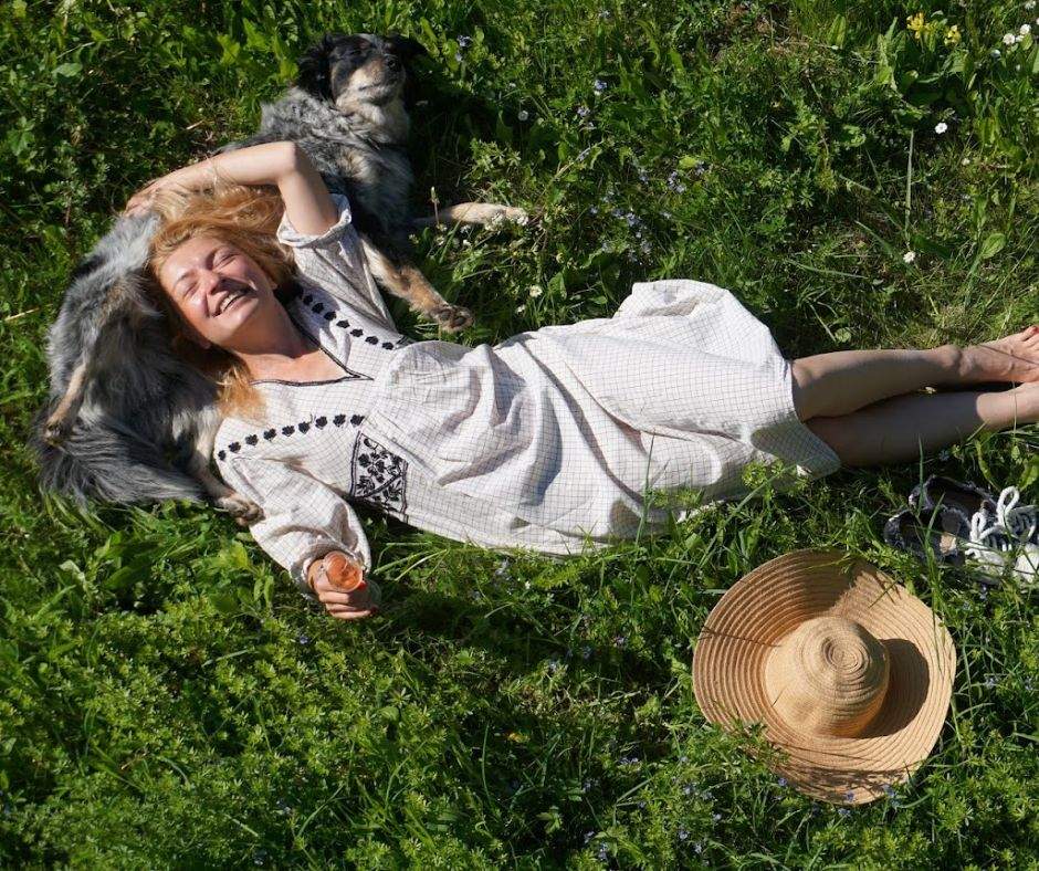 Povestea influenceriței din România care și-a schimbat viața la 37 de ani. A plecat din țară cu 1000 de euro și un cățel adoptat