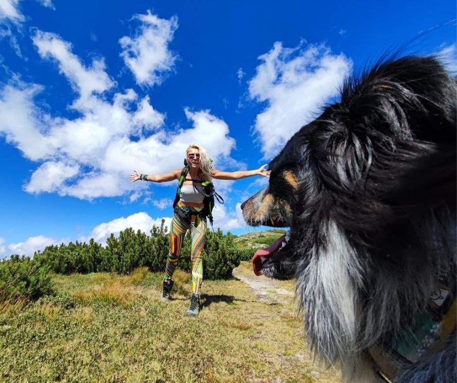 Povestea influenceriței din România care și-a schimbat viața la 37 de ani. A plecat din țară cu 1000 de euro și un cățel adoptat