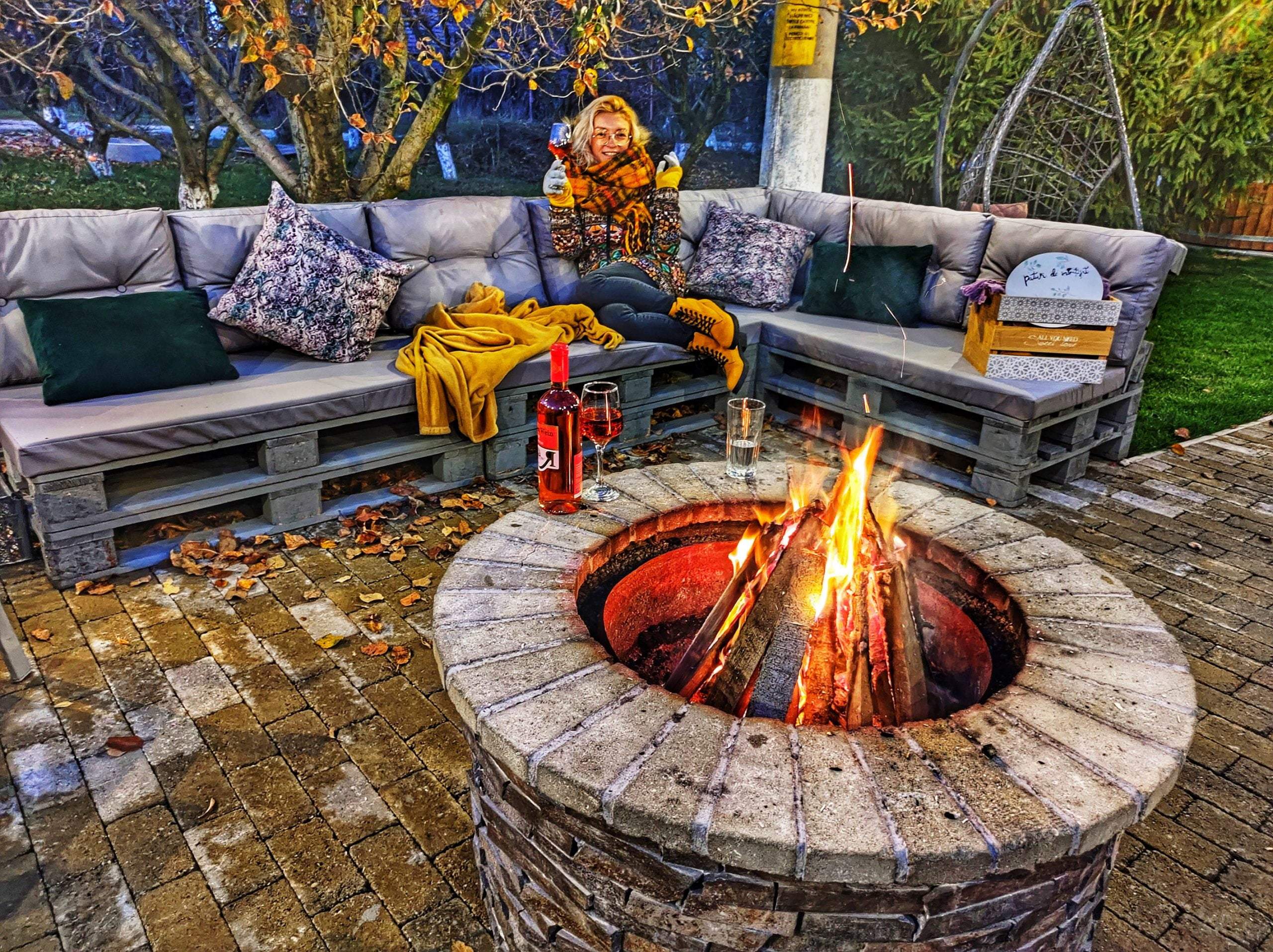 Povestea influenceriței din România care și-a schimbat viața la 37 de ani. A plecat din țară cu 1000 de euro și un cățel adoptat