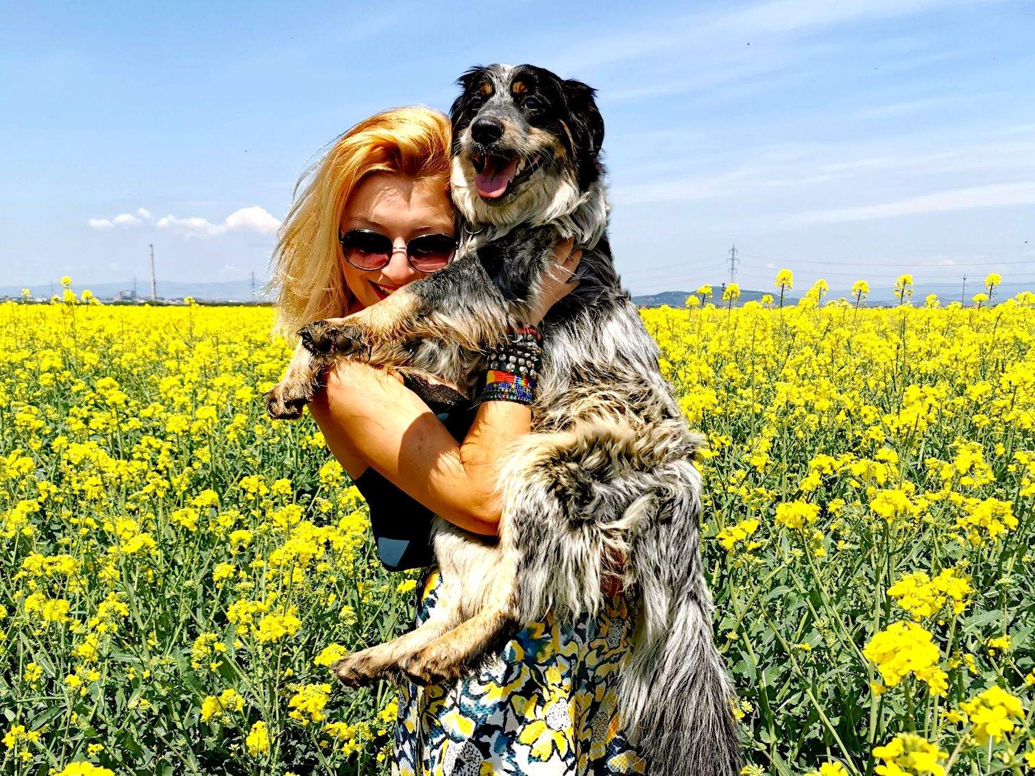 Povestea influenceriței din România care și-a schimbat viața la 37 de ani. A plecat din țară cu 1000 de euro și un cățel adoptat