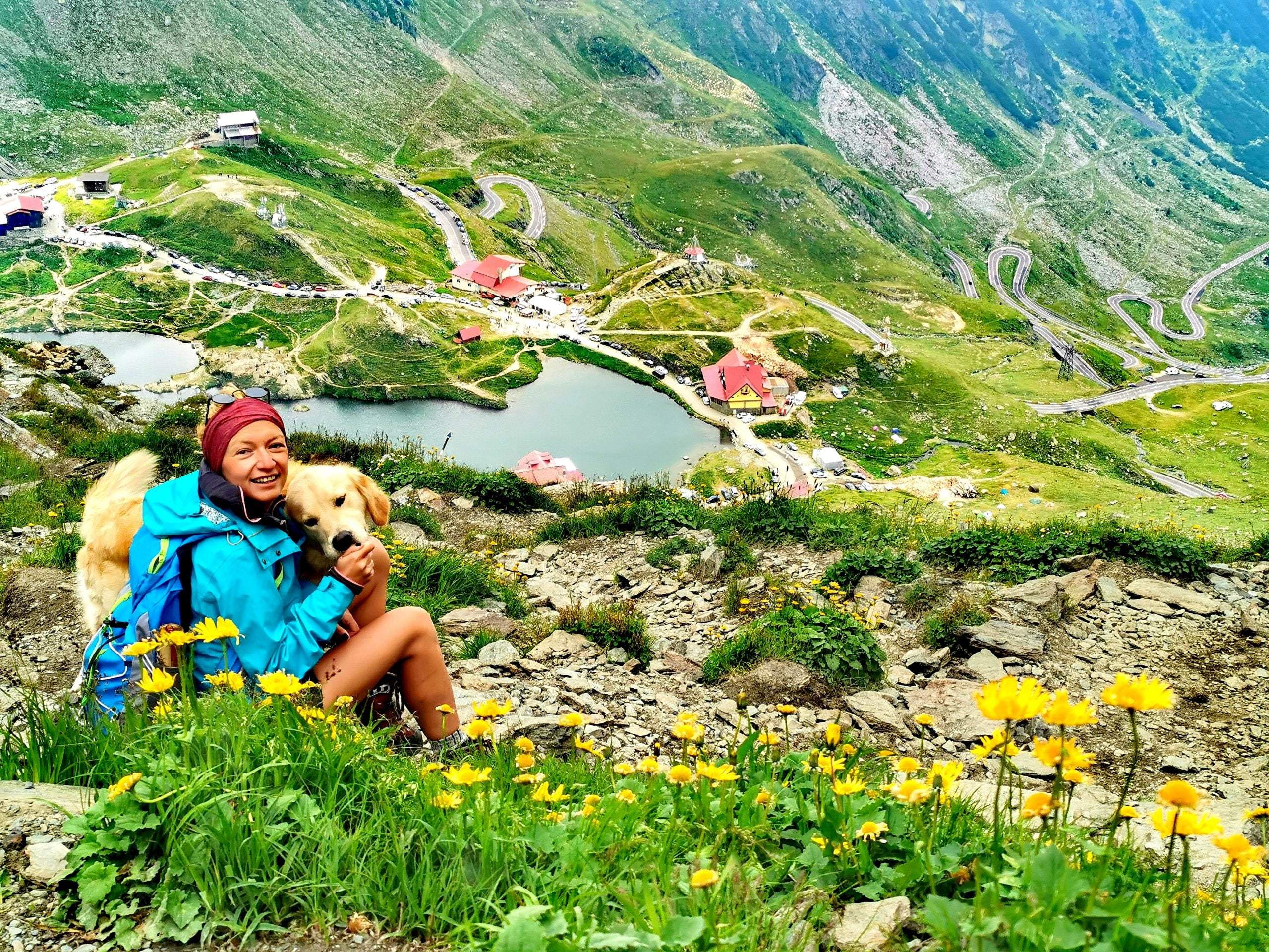 Povestea influenceriței din România care și-a schimbat viața la 37 de ani. A plecat din țară cu 1000 de euro și un cățel adoptat