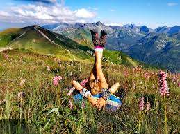 Povestea influenceriței din România care și-a schimbat viața la 37 de ani. A plecat din țară cu 1000 de euro și un cățel adoptat