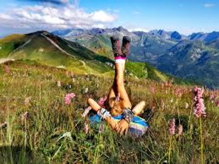 Povestea influenceriței din România care și-a schimbat viața la 37 de ani. A plecat din țară cu 1000 de euro și un cățel adoptat