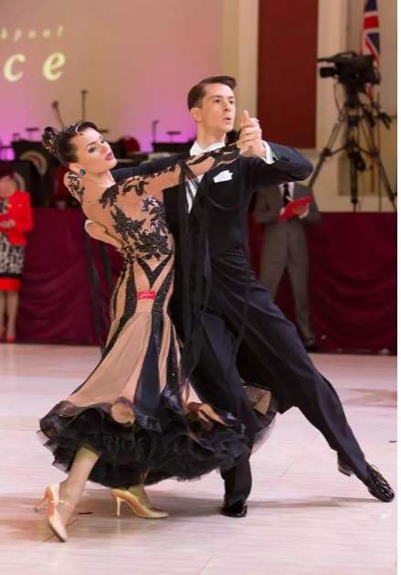 Cum arătau Rareș Cojoc și Andreea Matei cu 11 ani în urmă, când au devenit parteneri de dans. Acum cuplul bifează medalie după medalie