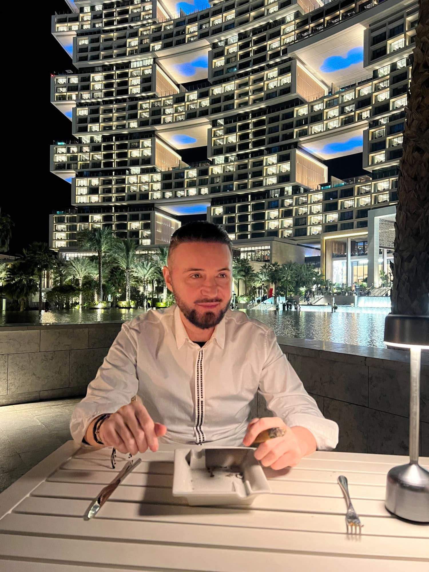 Nicusor Stan este asezat la masa