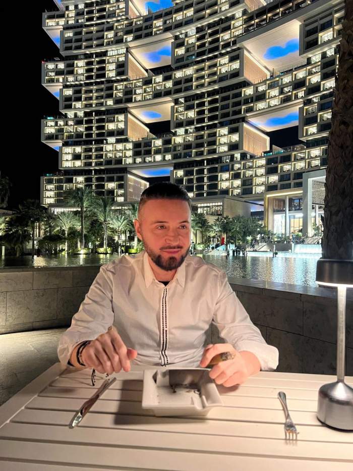 Nicusor Stan este asezat la masa