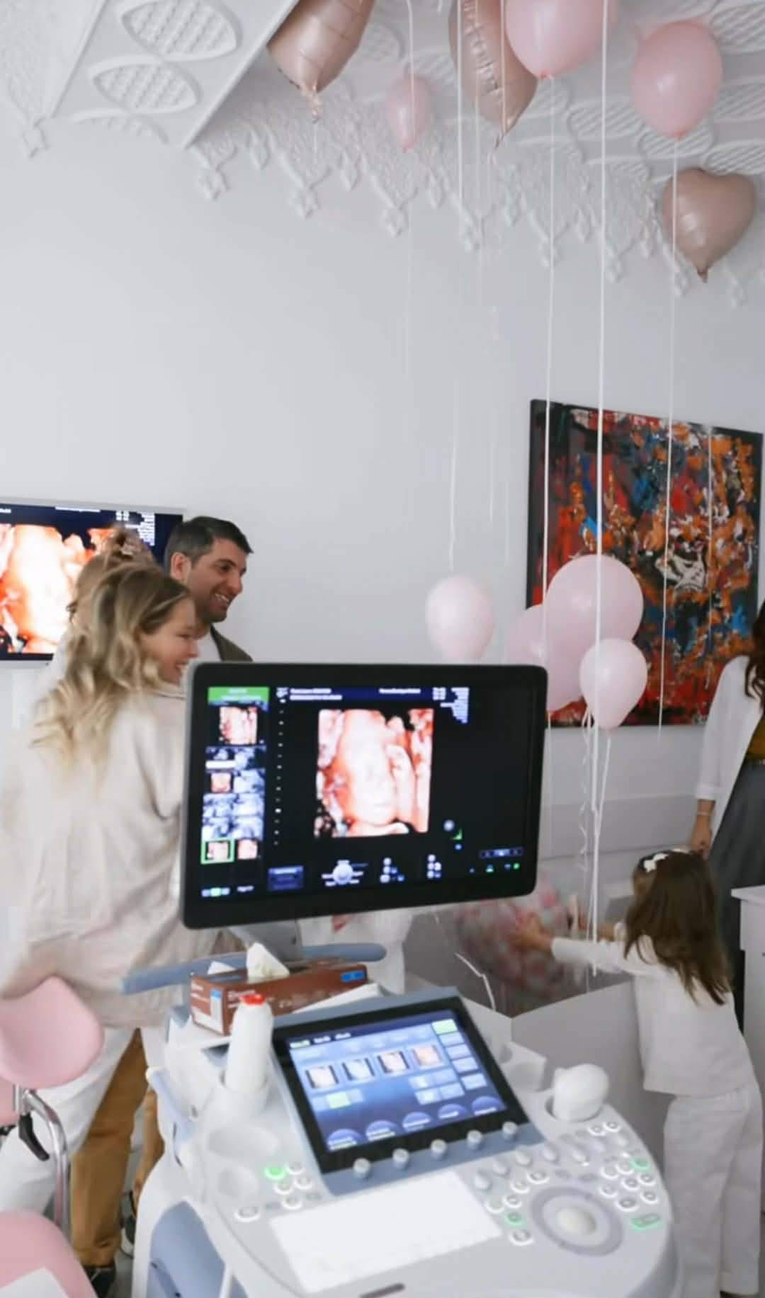 Cum au reacționat fetițele Laurei Cosoi când au aflat ce nume va purta surioara lor! Primele imagini cu bebelușul