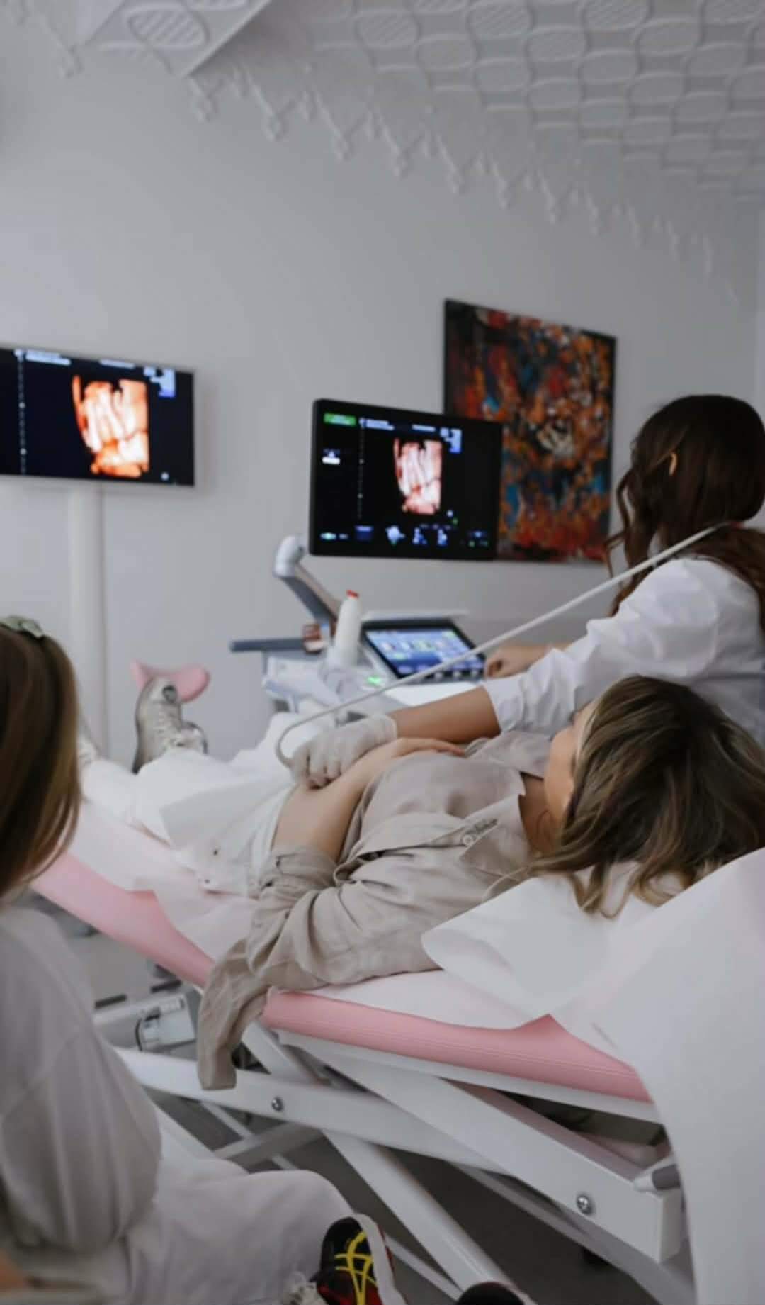 Cum au reacționat fetițele Laurei Cosoi când au aflat ce nume va purta surioara lor! Primele imagini cu bebelușul