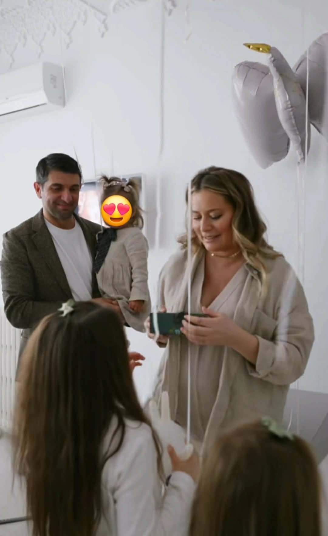 Cum au reacționat fetițele Laurei Cosoi când au aflat ce nume va purta surioara lor! Primele imagini cu bebelușul