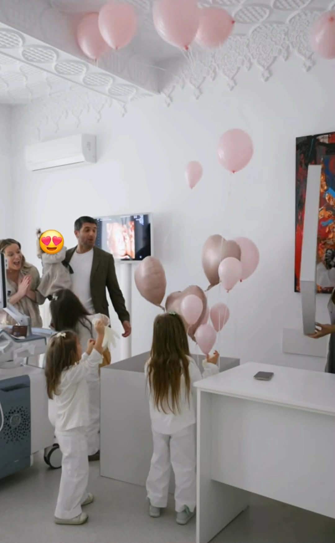 Cum au reacționat fetițele Laurei Cosoi când au aflat ce nume va purta surioara lor! Primele imagini cu bebelușul