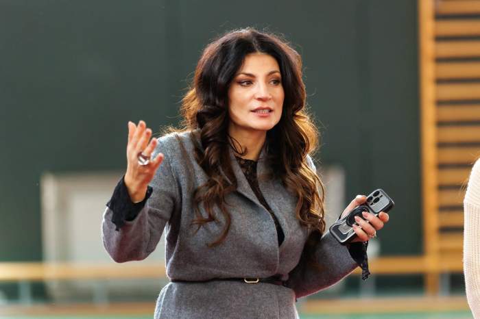 Ioana Ginghina gesticuleaza din maini