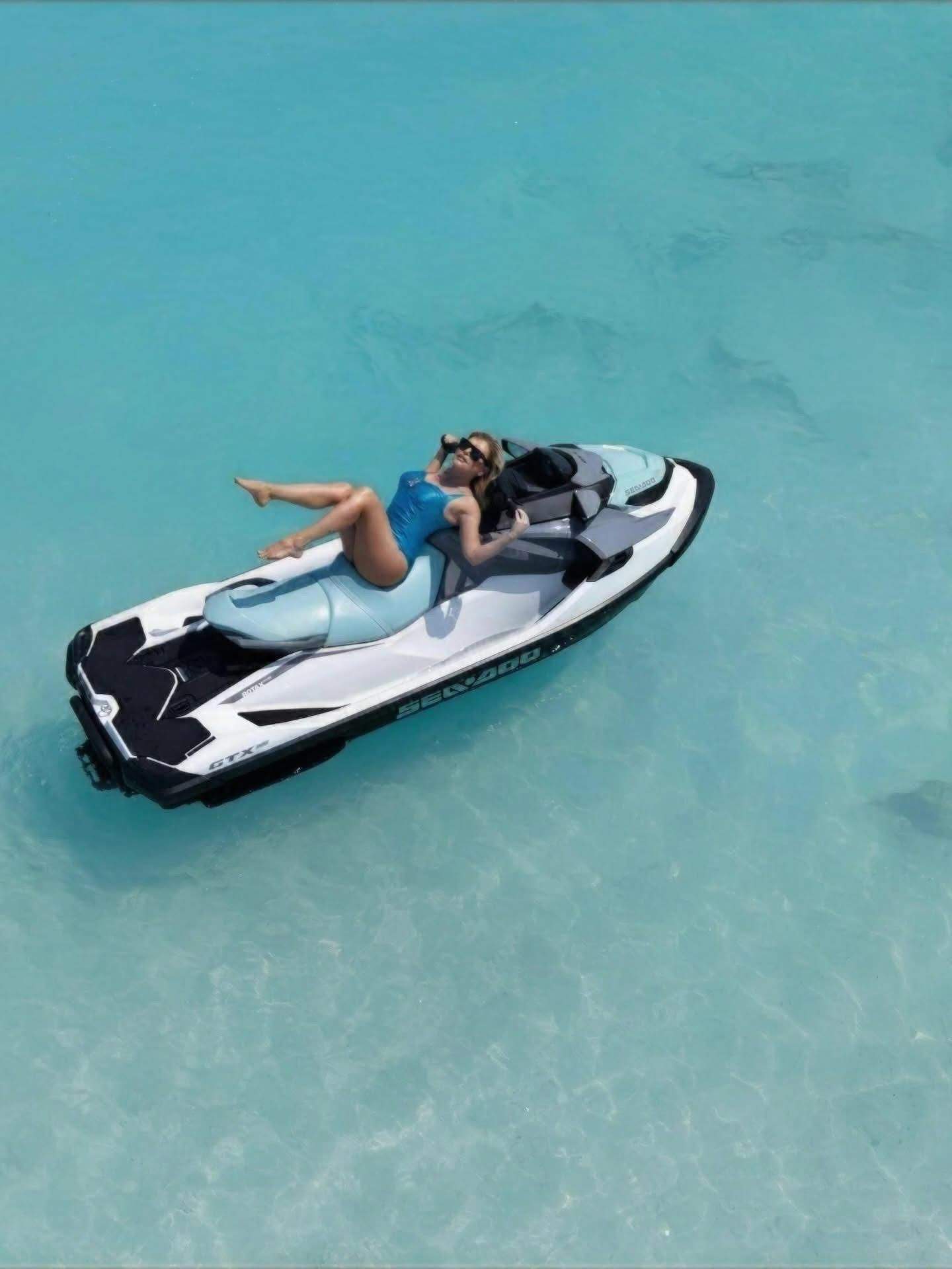 Loredana Groza, fotografii în poziții extrem de sexy! Fanii au înnebunit