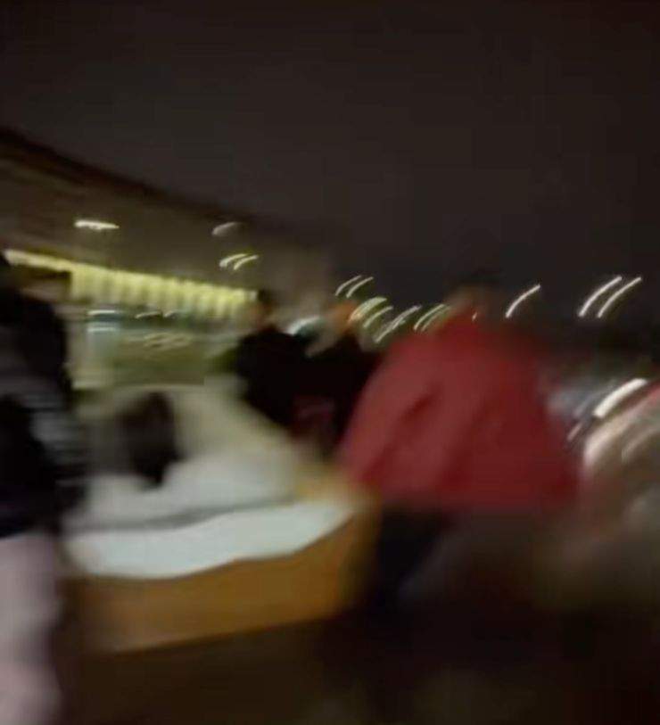 Trei băieți au plimbat o tânără în sicriu