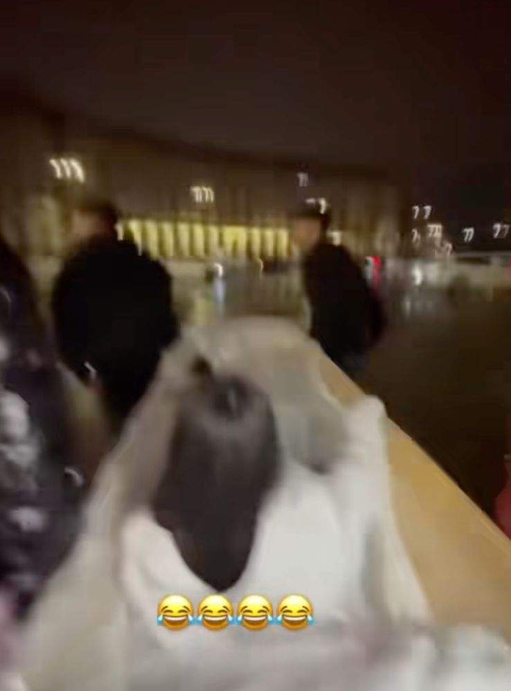 Fata plimbată într-un sicriu