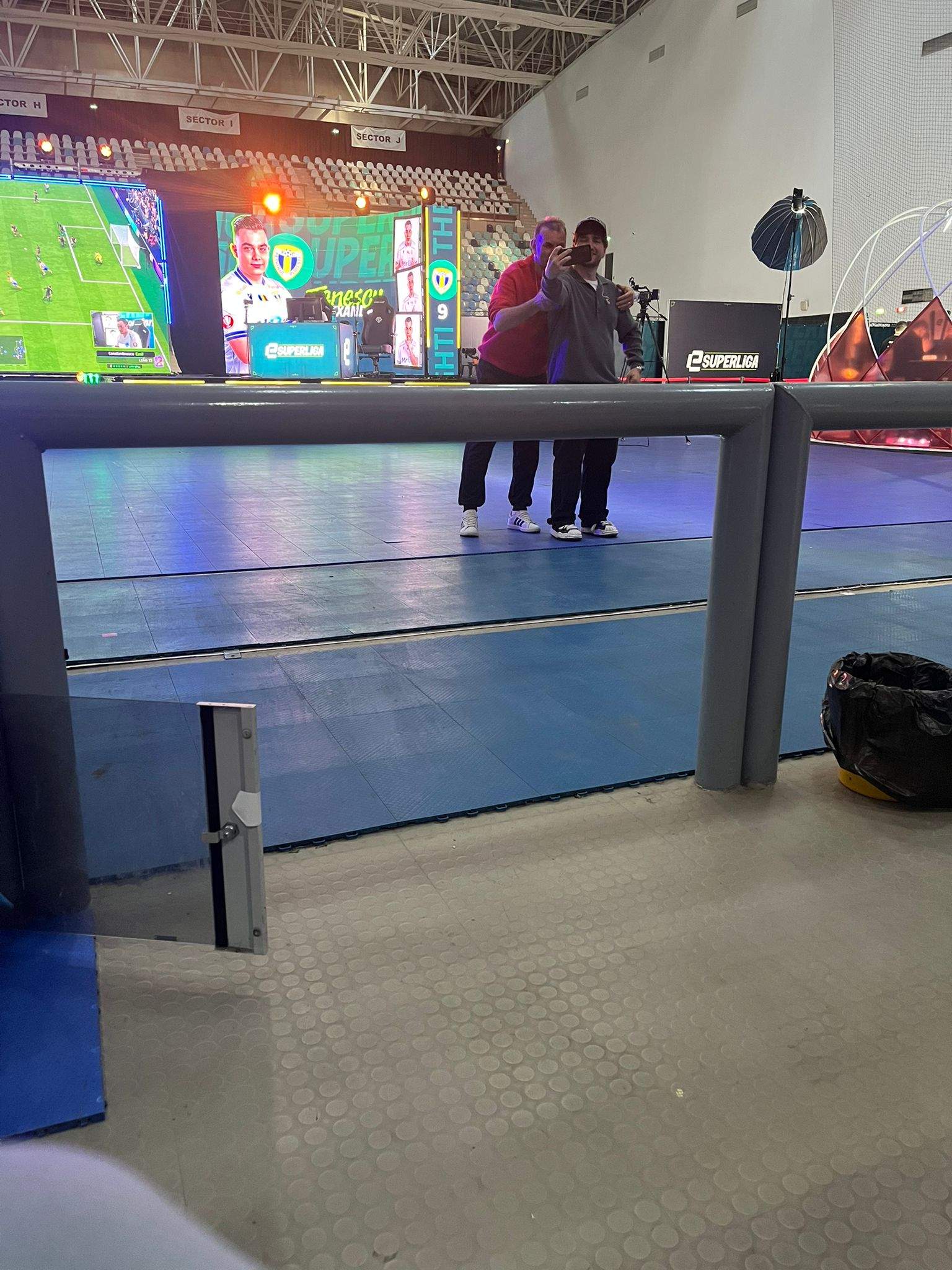 Cum se comportă Mădălin Șerban cu fanii atunci când nu știe că este fotografiat. Imagini exclusive cu fostul concurent Power Couple