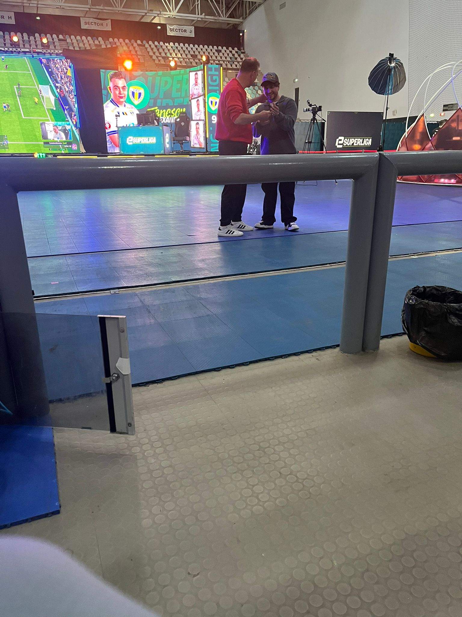 Cum se comportă Mădălin Șerban cu fanii atunci când nu știe că este fotografiat. Imagini exclusive cu fostul concurent Power Couple