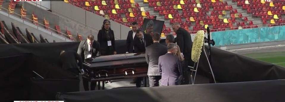 Sicriul cu trupul neînsuflețit al lui Mircea Lucescu, escortat de poliție spre Arena Națională. Fanii își vor putea lua rămas bun